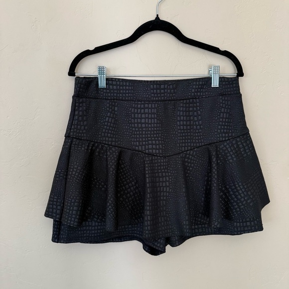 PrettyLittleThing Textured Ruffle Skort – Size 10 - Picture 4 of 5